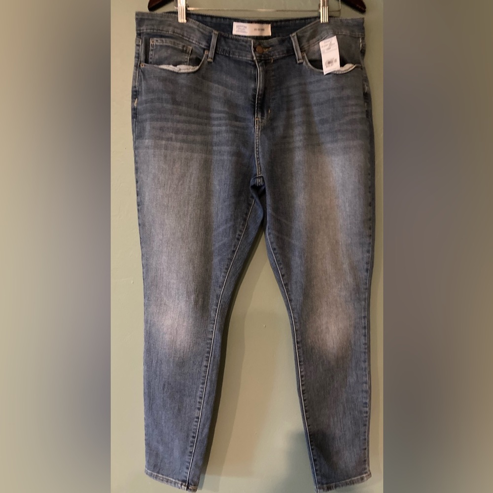 Levi's Midrise Skinny Jean's 18M